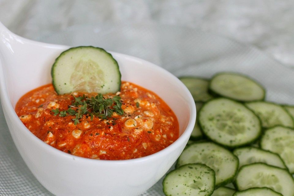 Ajvar-Frischkäse-Dip mit Gurkenscheiben