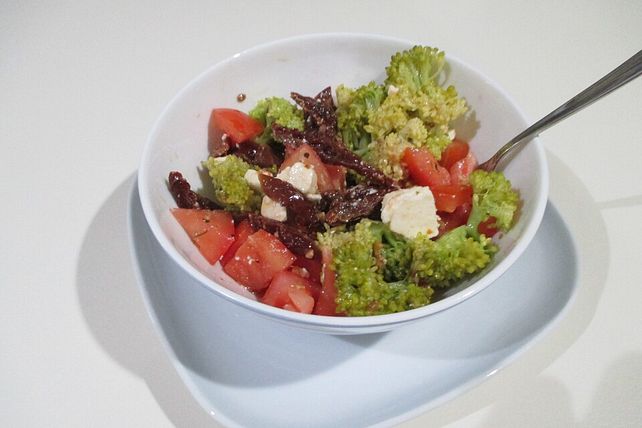 Brokkolisalat mit Tomaten und Käse von SvenjachenXX| Chefkoch