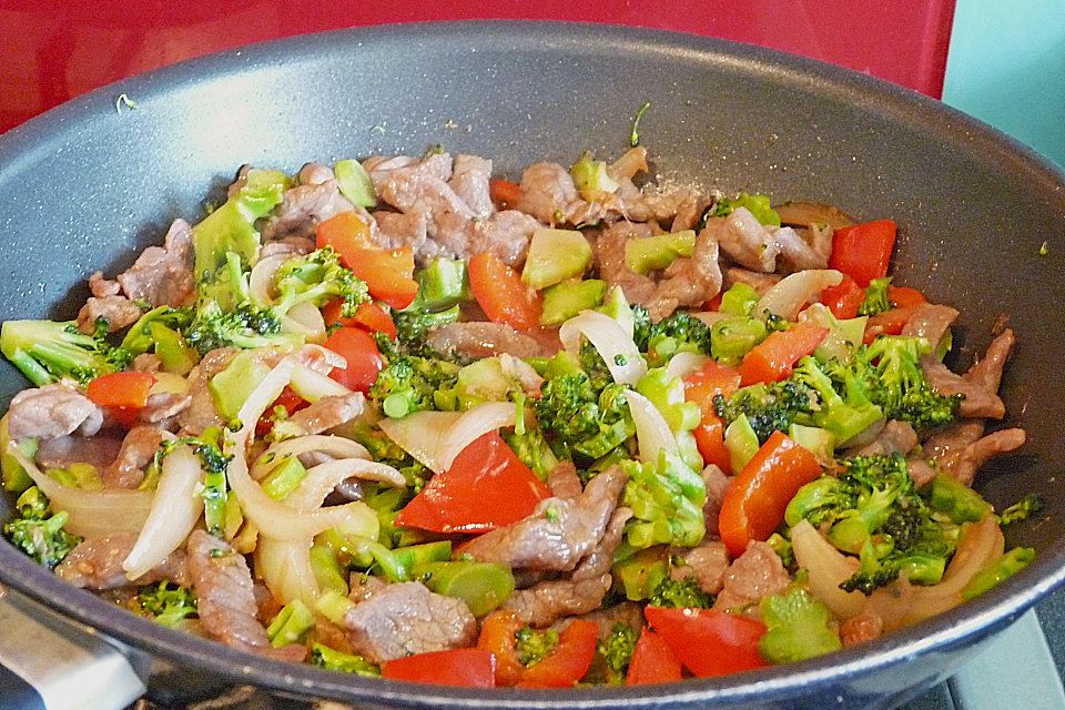 Rindfleisch mit Brokkoli und Paprika