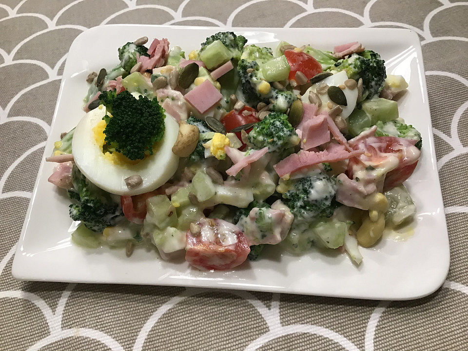 Brokkoli-Gurkensalat mit Ei von miss_murphy123| Chefkoch