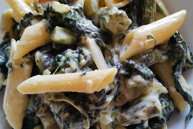 Grüner Spargel mit Spinat und Penne in Gorgonzolasauce von mincar| Chefkoch