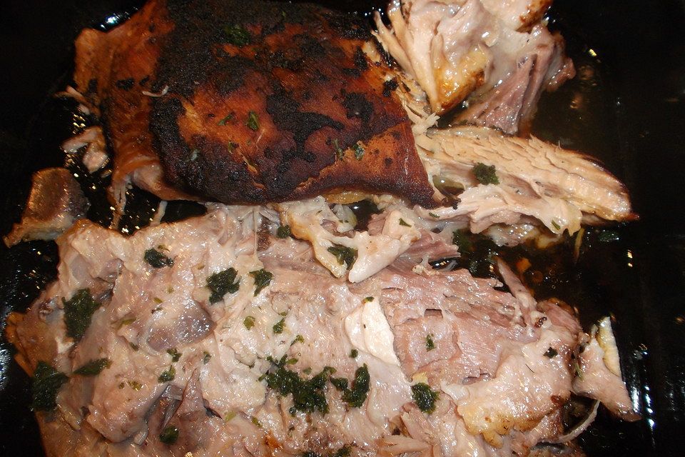 Bugspitz vom Schwein langsam in BBQ Sauce geschmort bis das Fleisch vom Knochen fällt - super rich finger licking pork