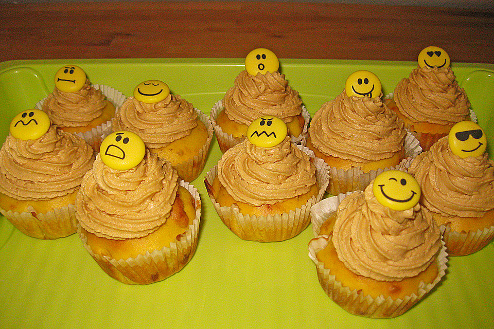 Kirsch-Marzipan-Muffins mit Erdnussbutter-Frosting