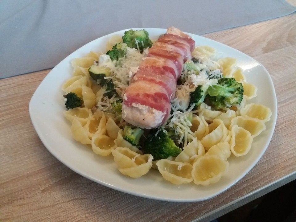 Lachs von Bacon umrollt, mit pikanter Gemüsepfanne und Feta-Käse von ...