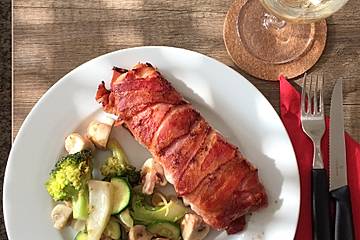 Lachs von Bacon umrollt, mit pikanter Gemüsepfanne und Feta-Käse