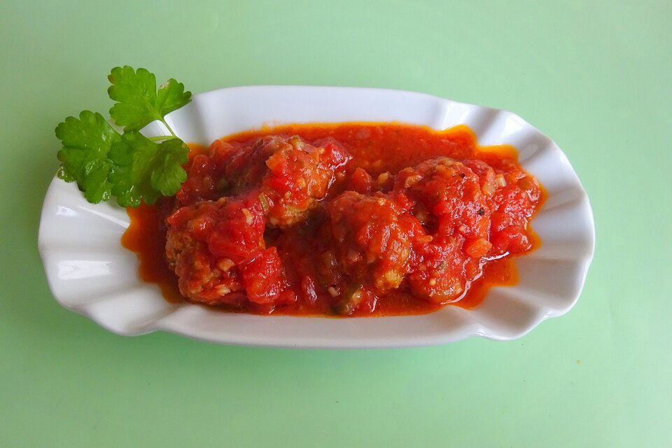 Israelische Fleischbällchen in Tomatensauce