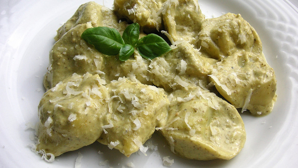 Ernies Käsetortellini mit Frischkäse-Pesto-Soße von Ernie91 Ernies Käsetortellini mit Frischkäse-Pesto-Soße von Ernie91