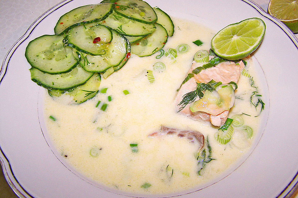 Lachsfilet in Käse-Sahne-Gurken-Soße