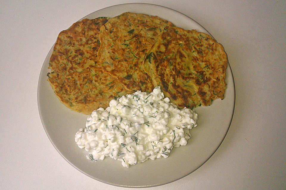 Zucchini-Bratlinge mit Dill-Cottage-Cheese