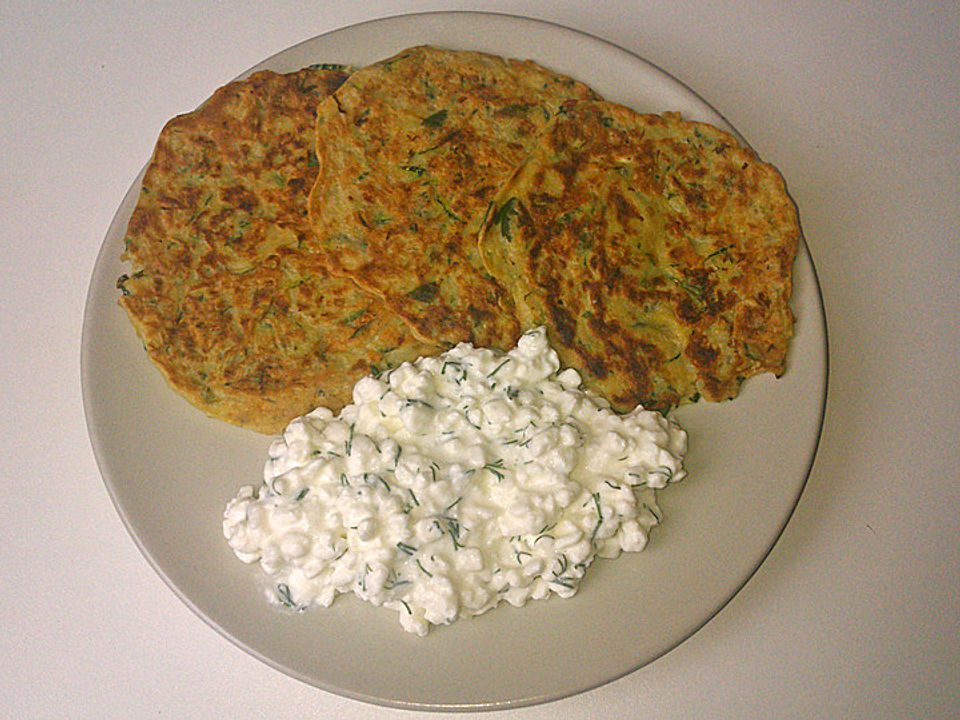 Zucchini-Bratlinge mit Dill-Cottage-Cheese von trizophren| Chefkoch