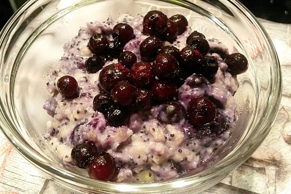 Mohn-Marzipan-Porridge mit Schattenmorellen