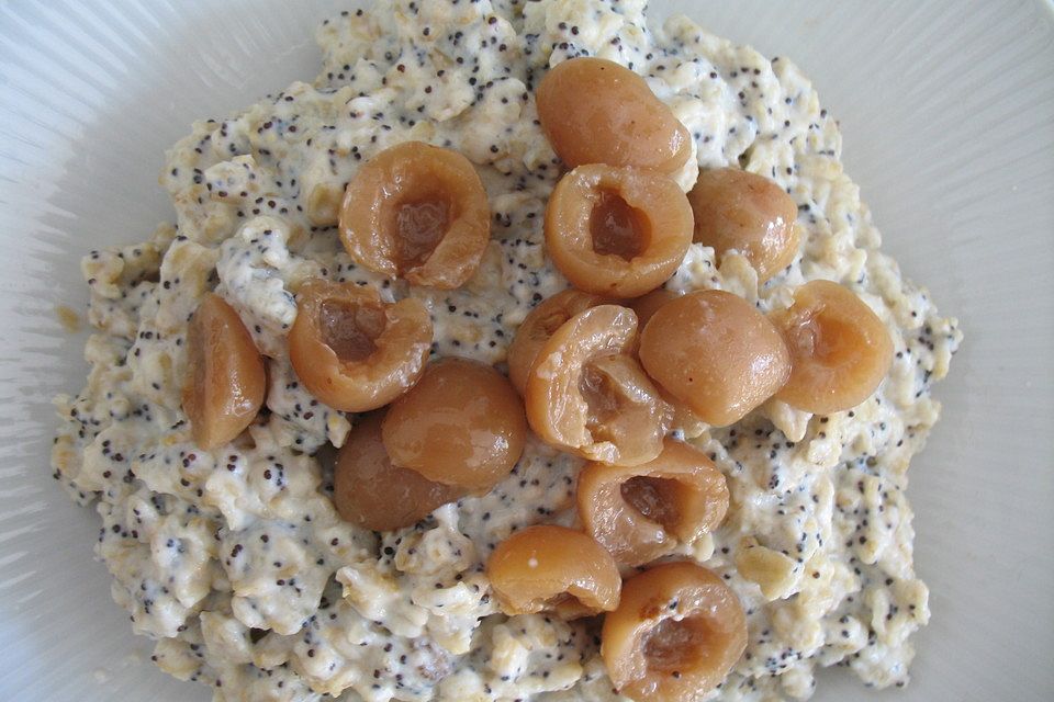 Mohn-Marzipan-Porridge mit Schattenmorellen