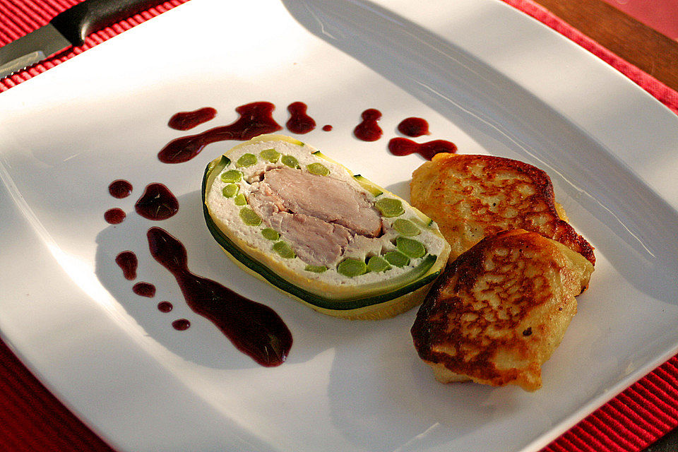 Schweinefilet im Zucchinimantel mit grünem Spargel und getrüffeltem Kartoffelpüree