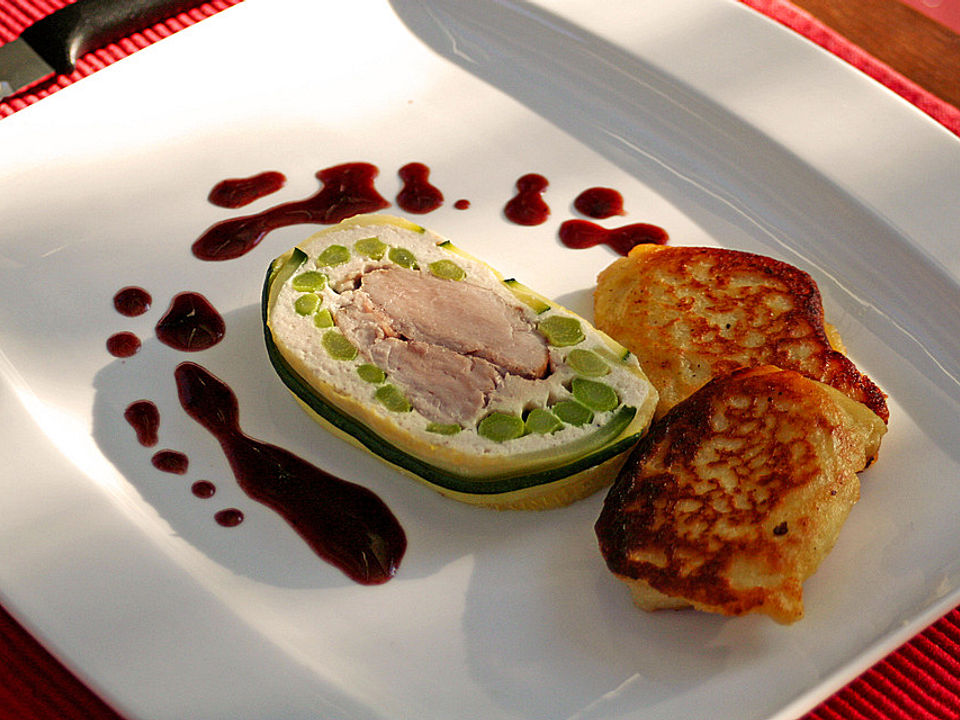 Schweinefilet im Zucchinimantel mit grünem Spargel und getrüffeltem ...