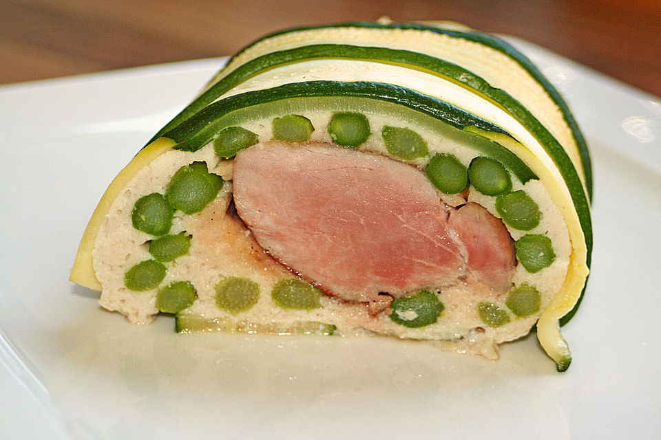 Schweinefilet im Zucchinimantel mit grünem Spargel und getrüffeltem Kartoffelpüree