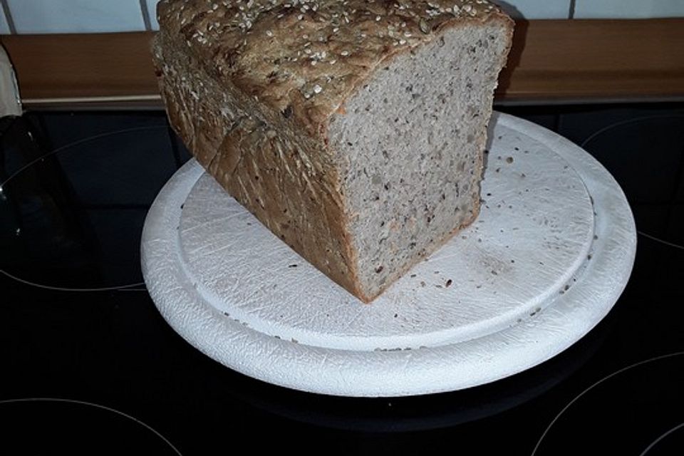 Vollkornbrot mit Nüssen, Saaten und Möhren