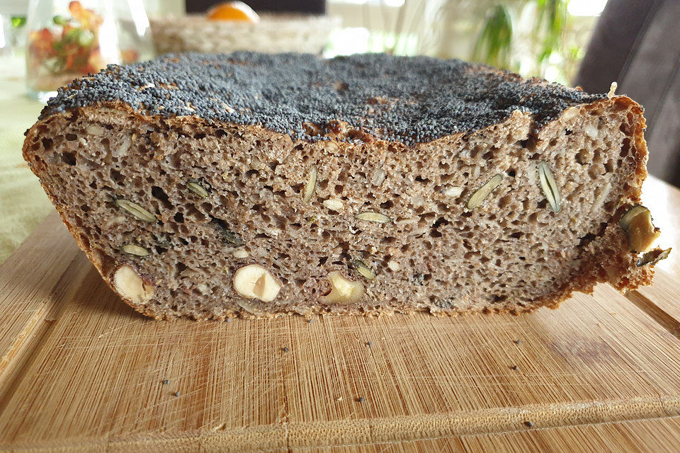 Vollkornbrot mit Nüssen, Saaten und Möhren