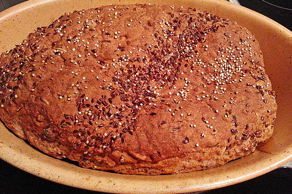 Vollkornbrot mit Nüssen, Saaten und Möhren