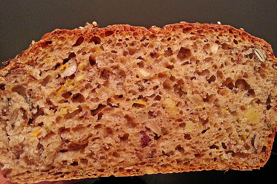 Vollkornbrot mit Nüssen, Saaten und Möhren