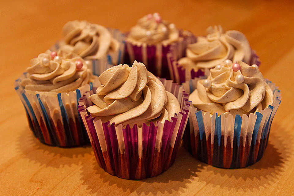 Red Velvet Cupcakes mit Zimt-Buttercreme