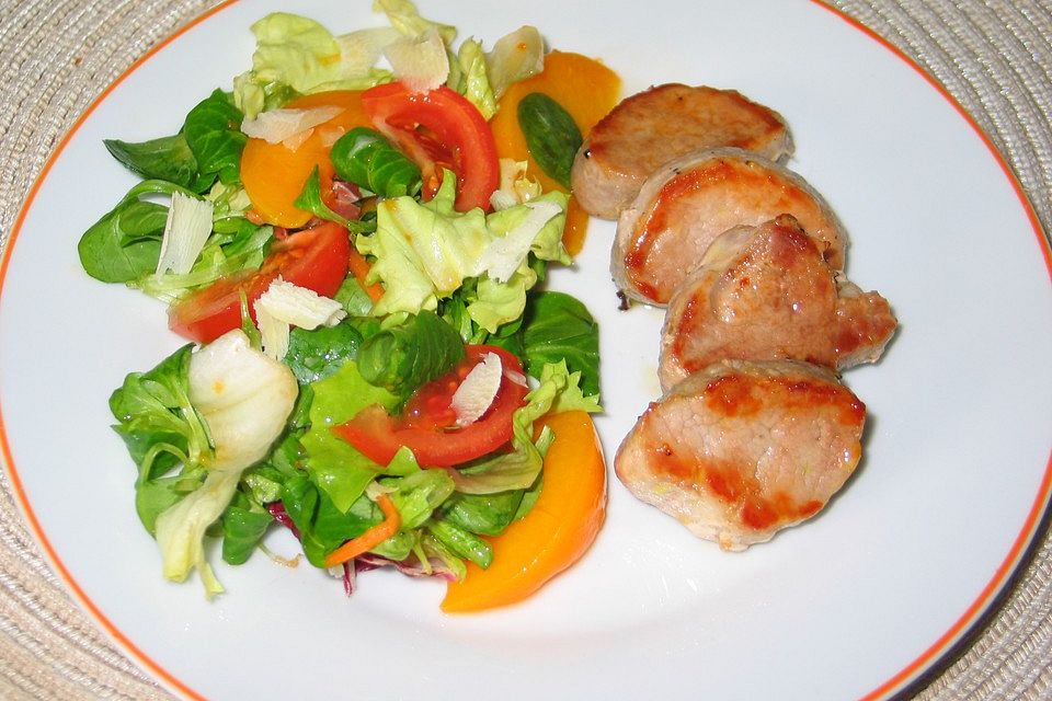 Fruchtiger Feldsalat mit Schweinemedaillons und Balsamico-Aprikosen-Vinaigrette