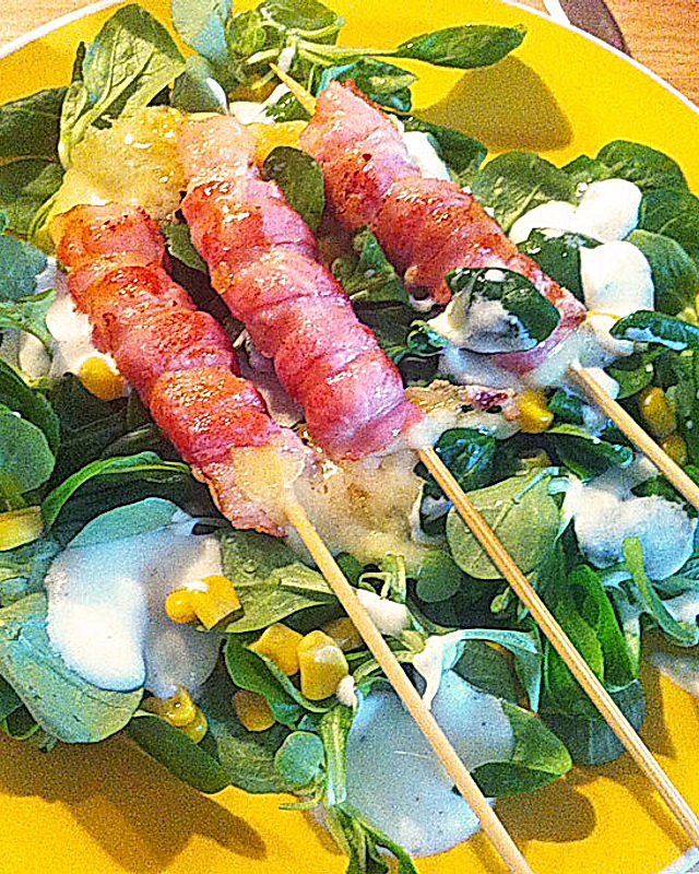 Feldsalat mit Bacon-Emmentaler-Spießen und Knoblauchdressing