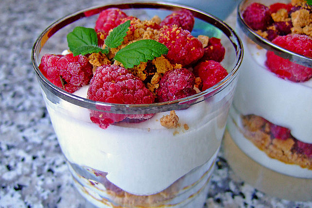 Himbeer-Orangen-Dessert mit Amarettini und rosa Pfefferbeeren von ... Himbeer-Orangen-Dessert mit Amarettini und rosa Pfefferbeeren von ...
