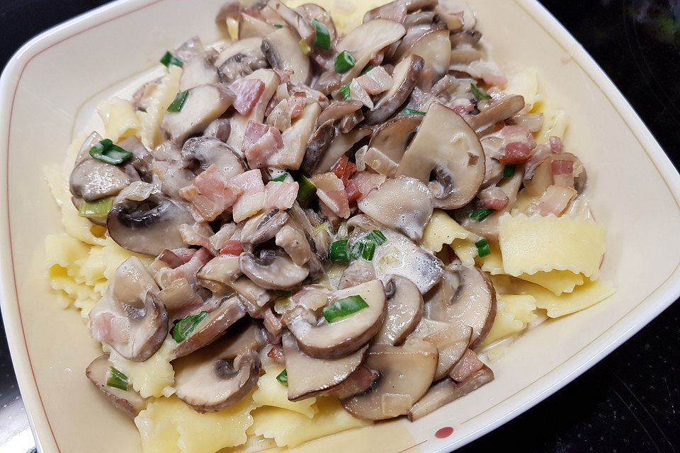 Champignons mit Speck und Zwiebeln