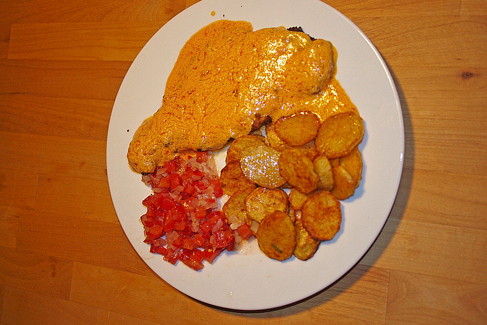 Paniertes Schnitzel in feuriger Sauce