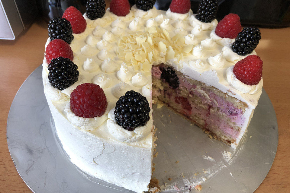 Weiße Schokoladentorte mit Himbeeren und Brombeeren