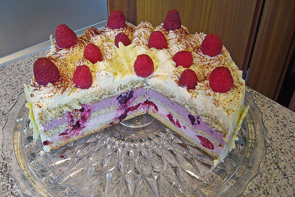 Weiße Schokoladentorte mit Himbeeren und Brombeeren