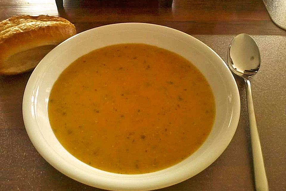 Möhrencremesuppe mit roten Linsen und Orange