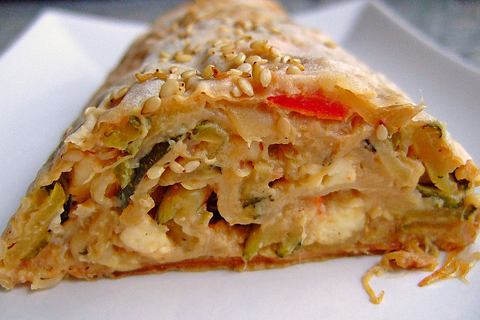 Zucchini-Feta-Strudel mit Fenchelsamen und rosa Pfefferbeeren