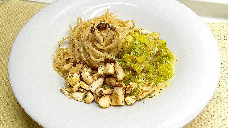 Bandnudeln Mit Lauch Und Pilzen Von Yanaamelie Chefkoch 