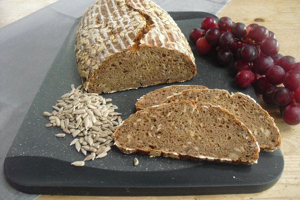 Dunkles Mischbrot mit Sauerteig und Malz