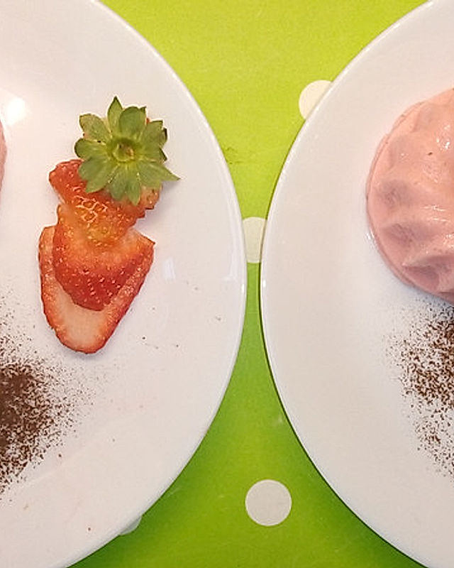 Erdbeer-Joghurtdessert mit frischen Erdbeeren