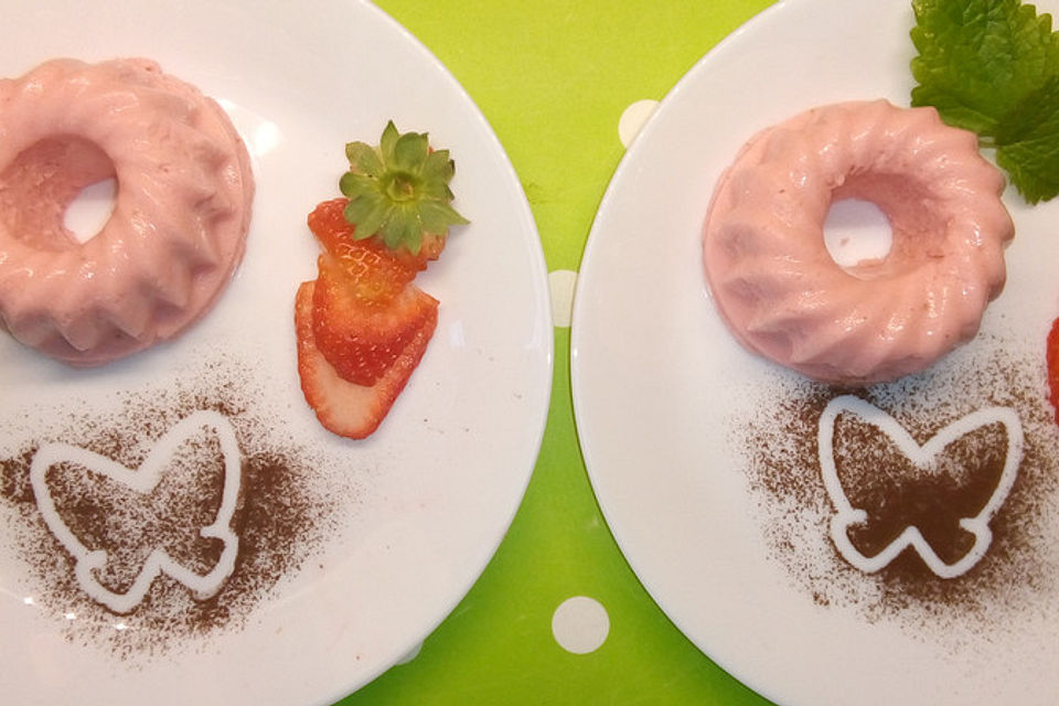 Erdbeer-Joghurtdessert mit frischen Erdbeeren