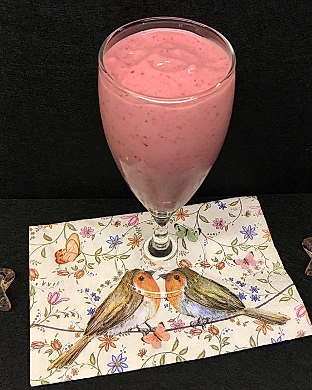 Eiskalter Erdbeer-Himbeer-Milchshake