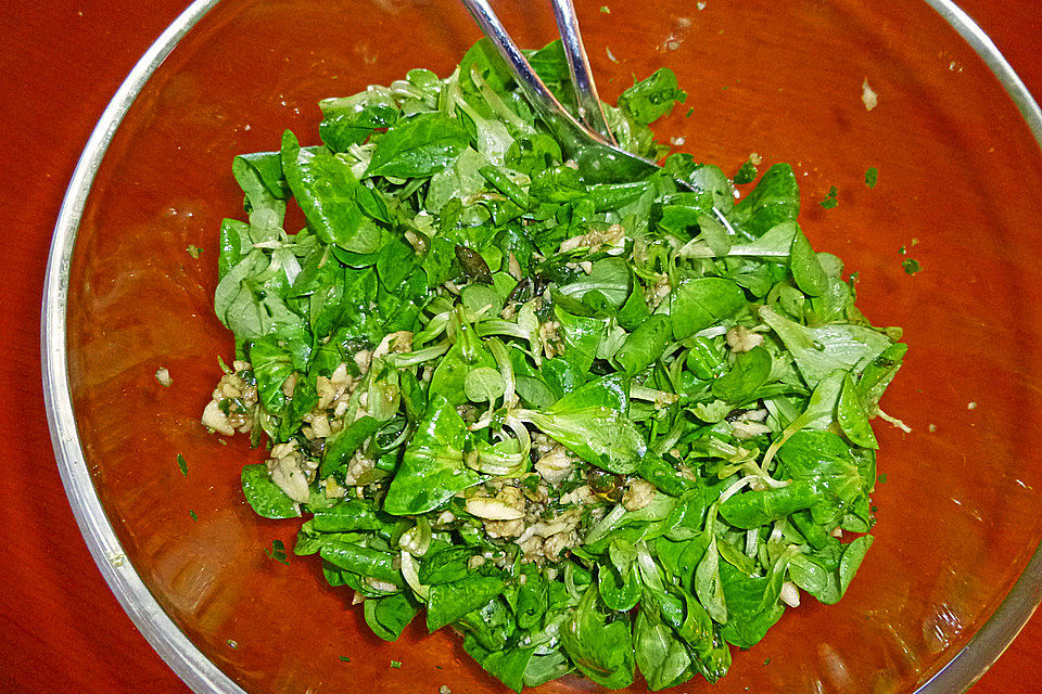 Feldsalat mit Kürbiskernöl und Cranberry Crema Balsamico