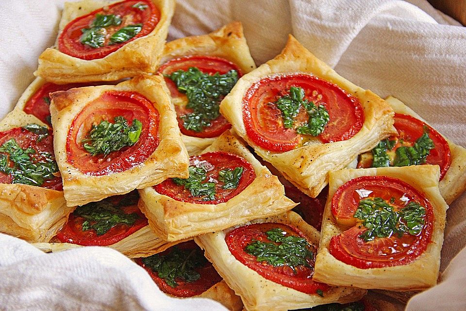 Tomaten-Knoblauch-Basilikum-Quadrate aus Blätterteig