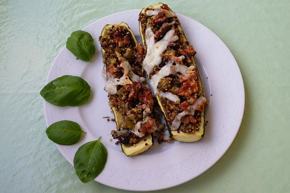 Mit Quinoa gefüllte Zucchini mit einem Walnuss-Ziegenkäse-Topping