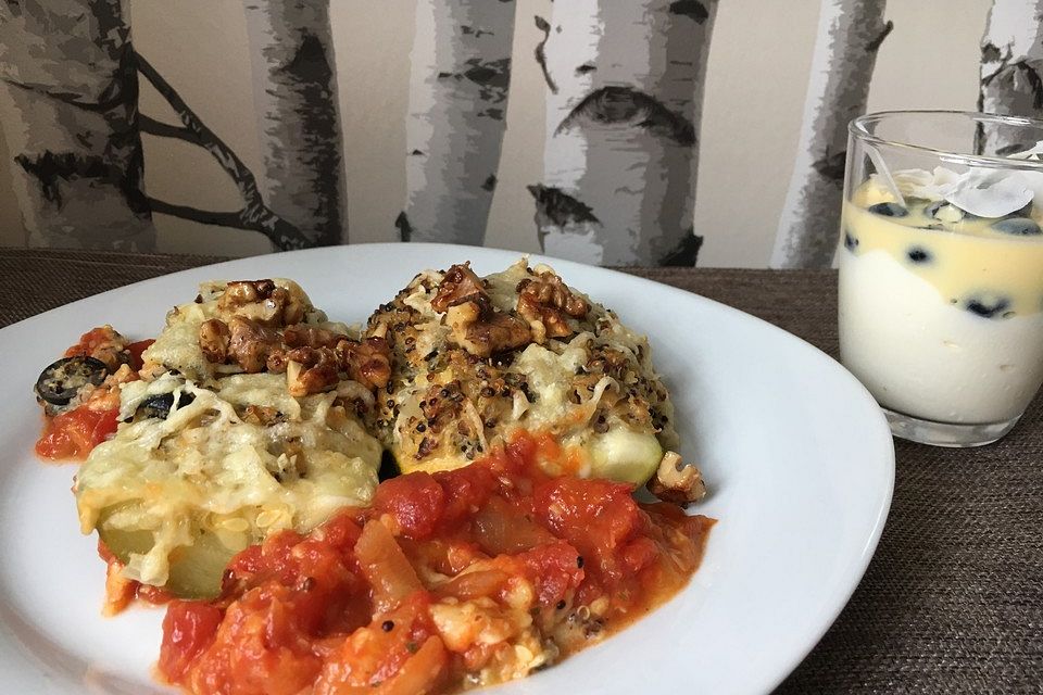 Mit Quinoa gefüllte Zucchini mit einem Walnuss-Ziegenkäse-Topping