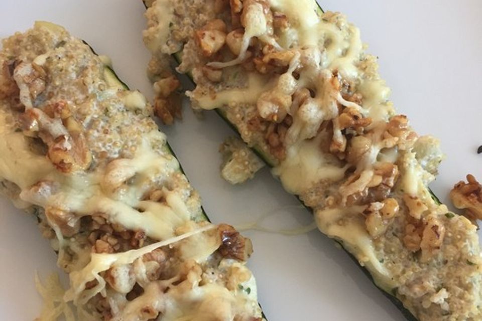 Mit Quinoa gefüllte Zucchini mit einem Walnuss-Ziegenkäse-Topping