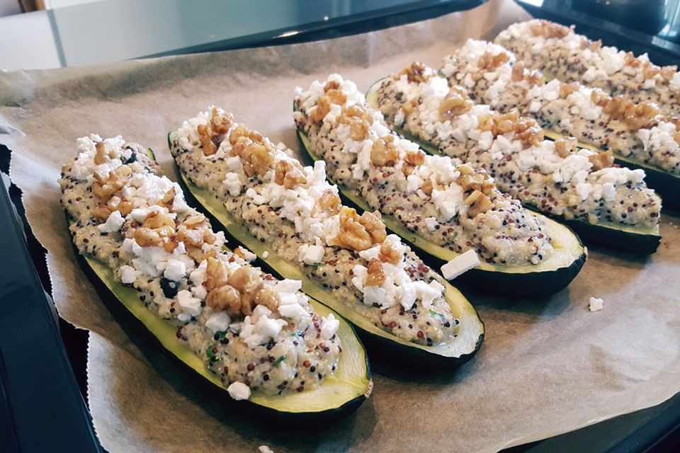 Mit Quinoa gefüllte Zucchini mit einem Walnuss-Ziegenkäse-Topping