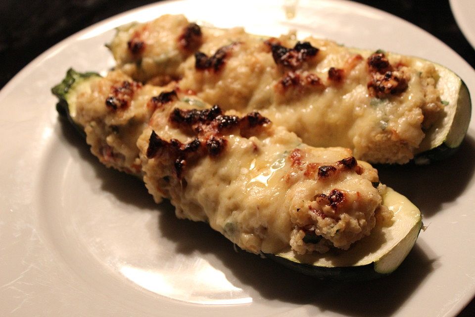 Mit Quinoa gefüllte Zucchini mit einem Walnuss-Ziegenkäse-Topping