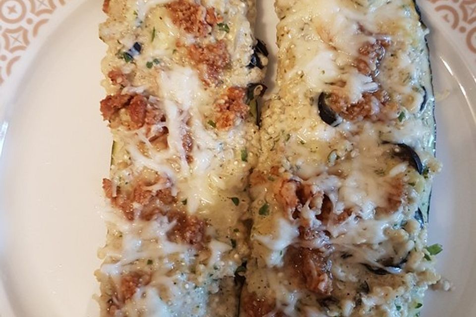 Mit Quinoa gefüllte Zucchini mit einem Walnuss-Ziegenkäse-Topping