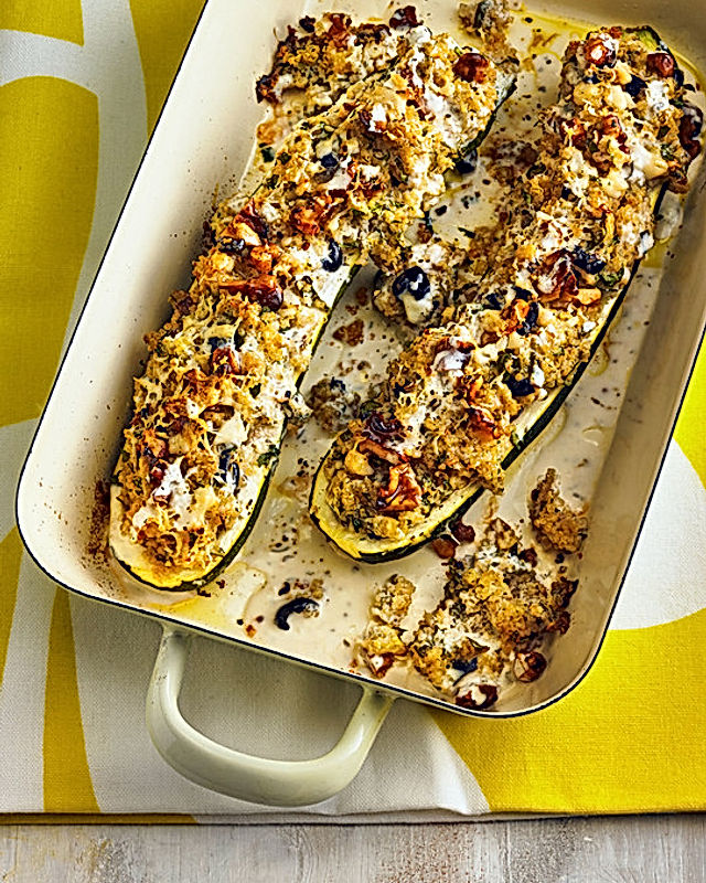 Mit Quinoa gefüllte Zucchini mit einem Walnuss-Ziegenkäse-Topping
