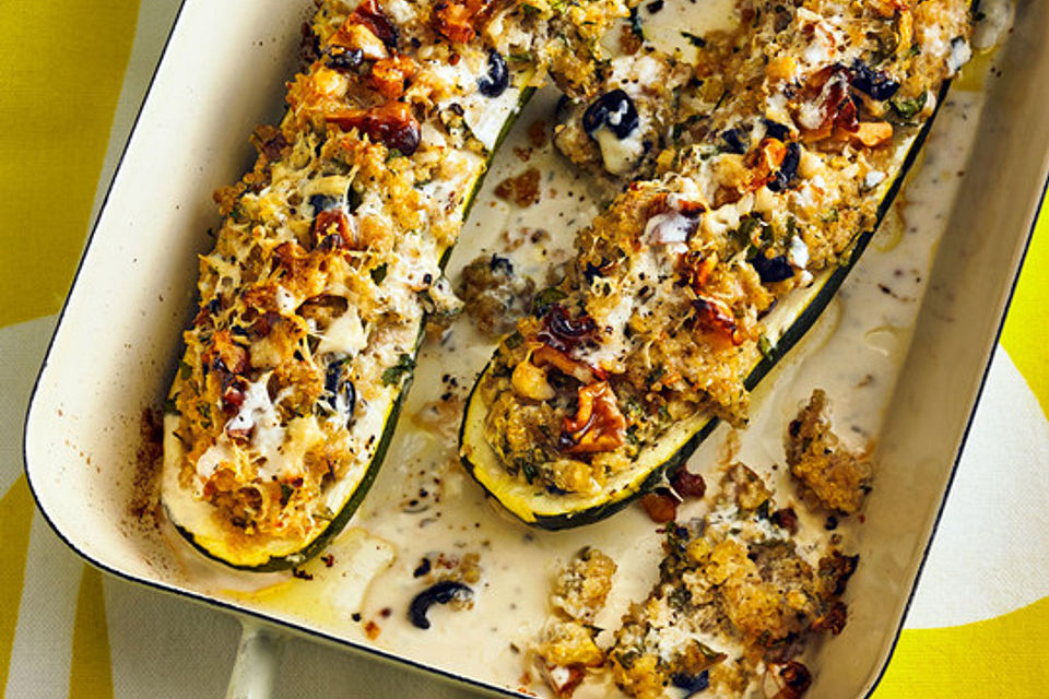 Mit Quinoa gefüllte Zucchini mit einem Walnuss-Ziegenkäse-Topping