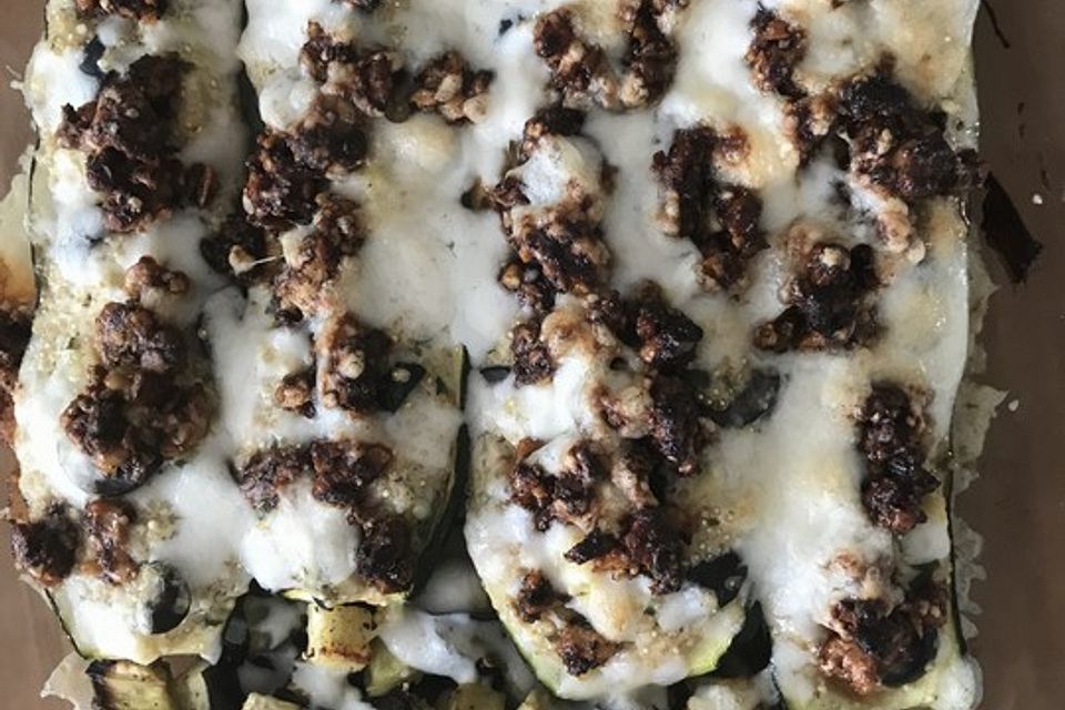 Mit Quinoa gefüllte Zucchini mit einem Walnuss-Ziegenkäse-Topping