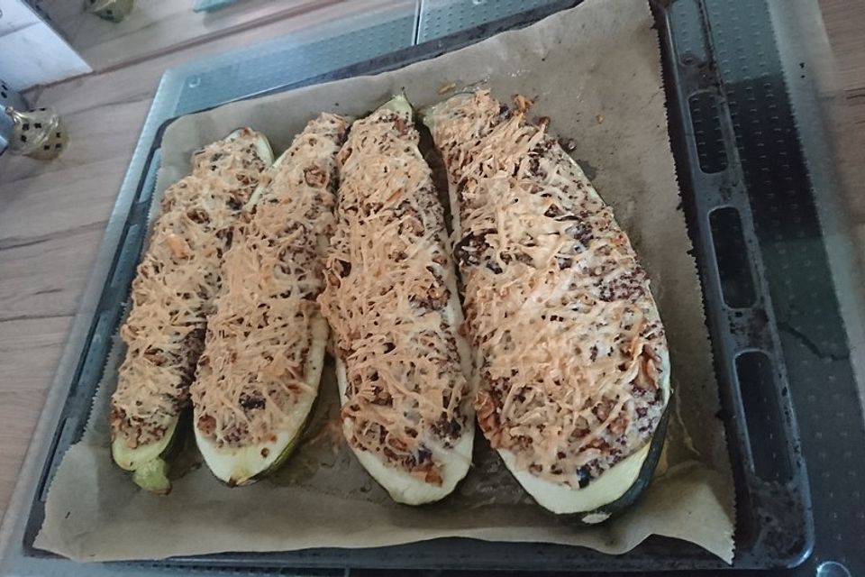 Mit Quinoa gefüllte Zucchini mit einem Walnuss-Ziegenkäse-Topping